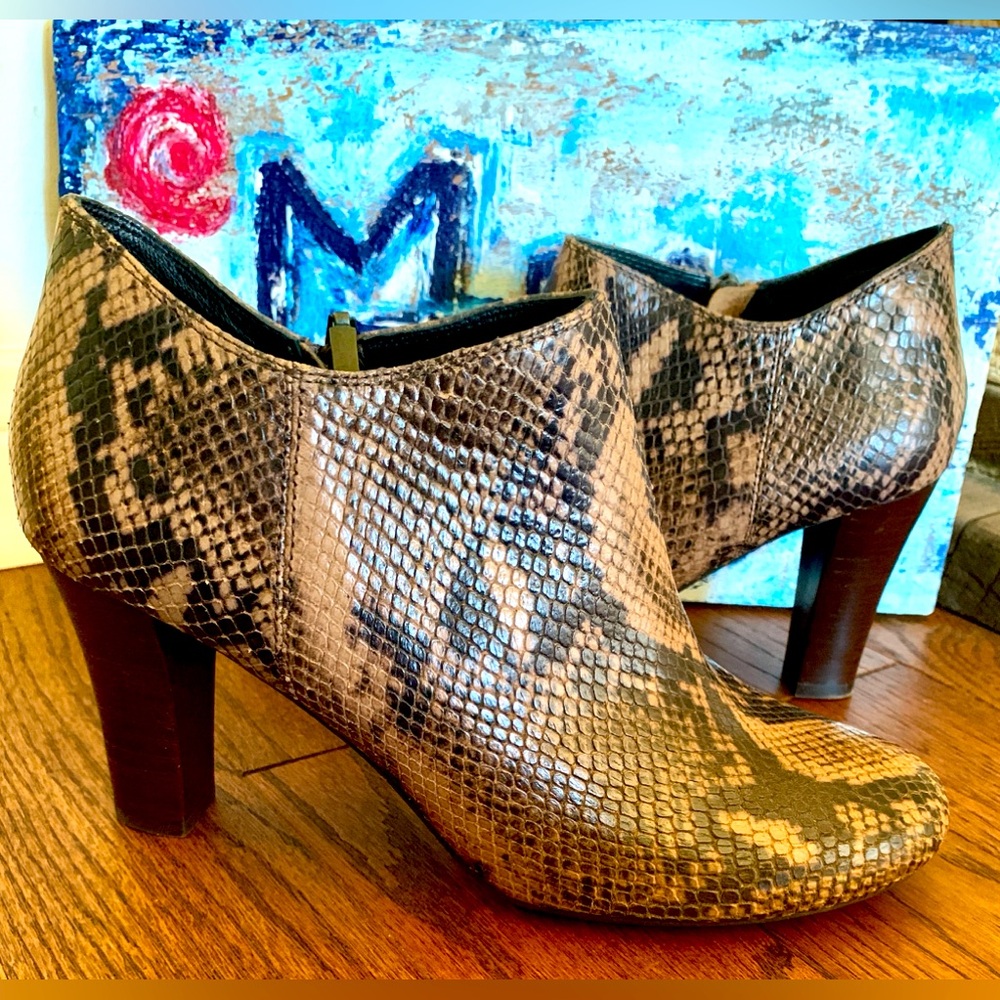 Geox Respira 39.5 Snakeskin Leather Heel Ankle Booties Hidden Zip Western Round
